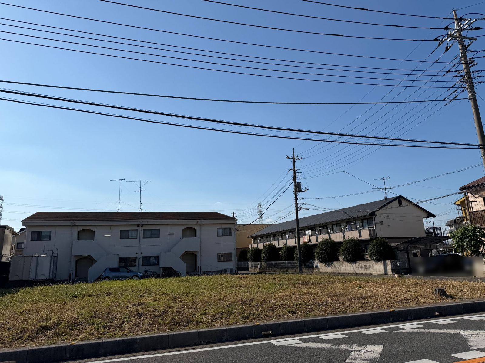 道路の向かい側から見た北春日部の更地