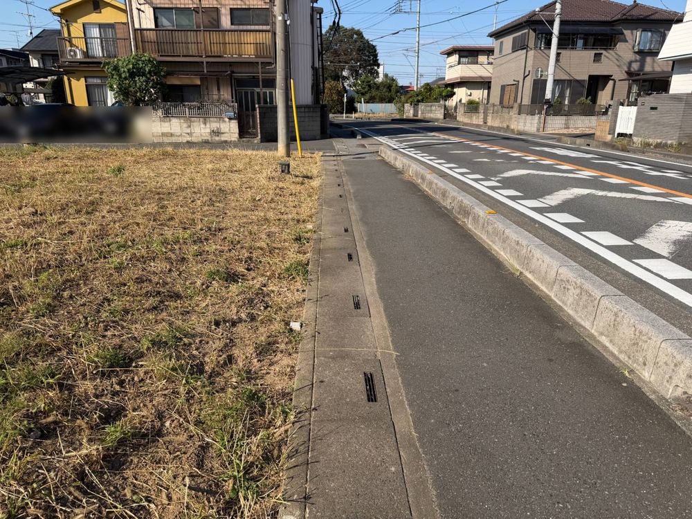 更地に面した歩道と道路