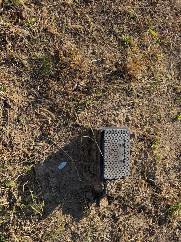 更地に残る水道のボックス