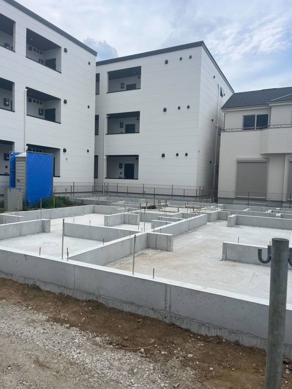 西大宮の建築現場：基礎完成（コンクリート基礎）