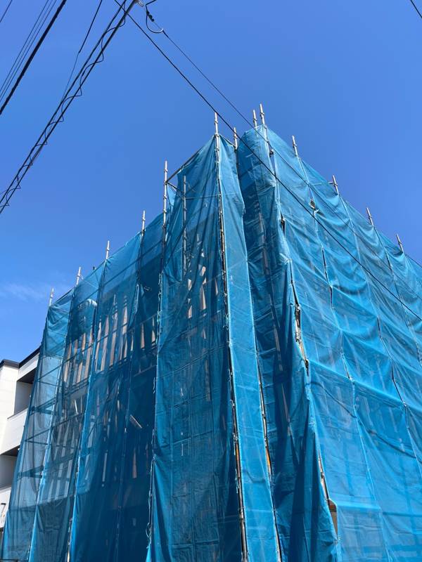 西大宮の建築現場：上棟・足場（建物の骨組みが立つ）