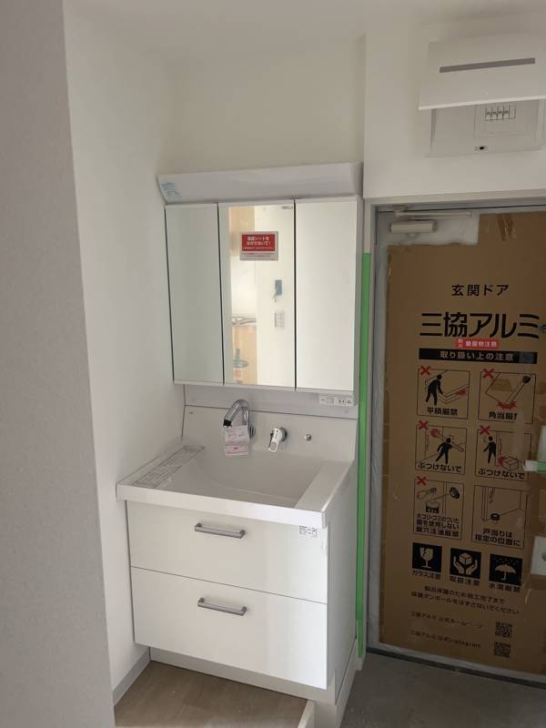 西大宮の建築現場：水まわり設置（洗面台・玄関ドア）